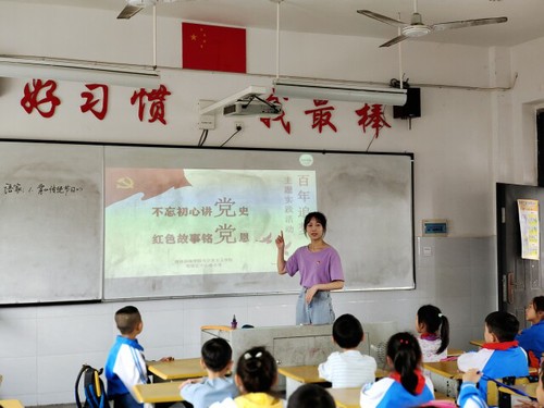 大员工党员带头讲 趣味党史进小员工课堂1 大员工党员带头讲 趣味党史进小员工课堂1